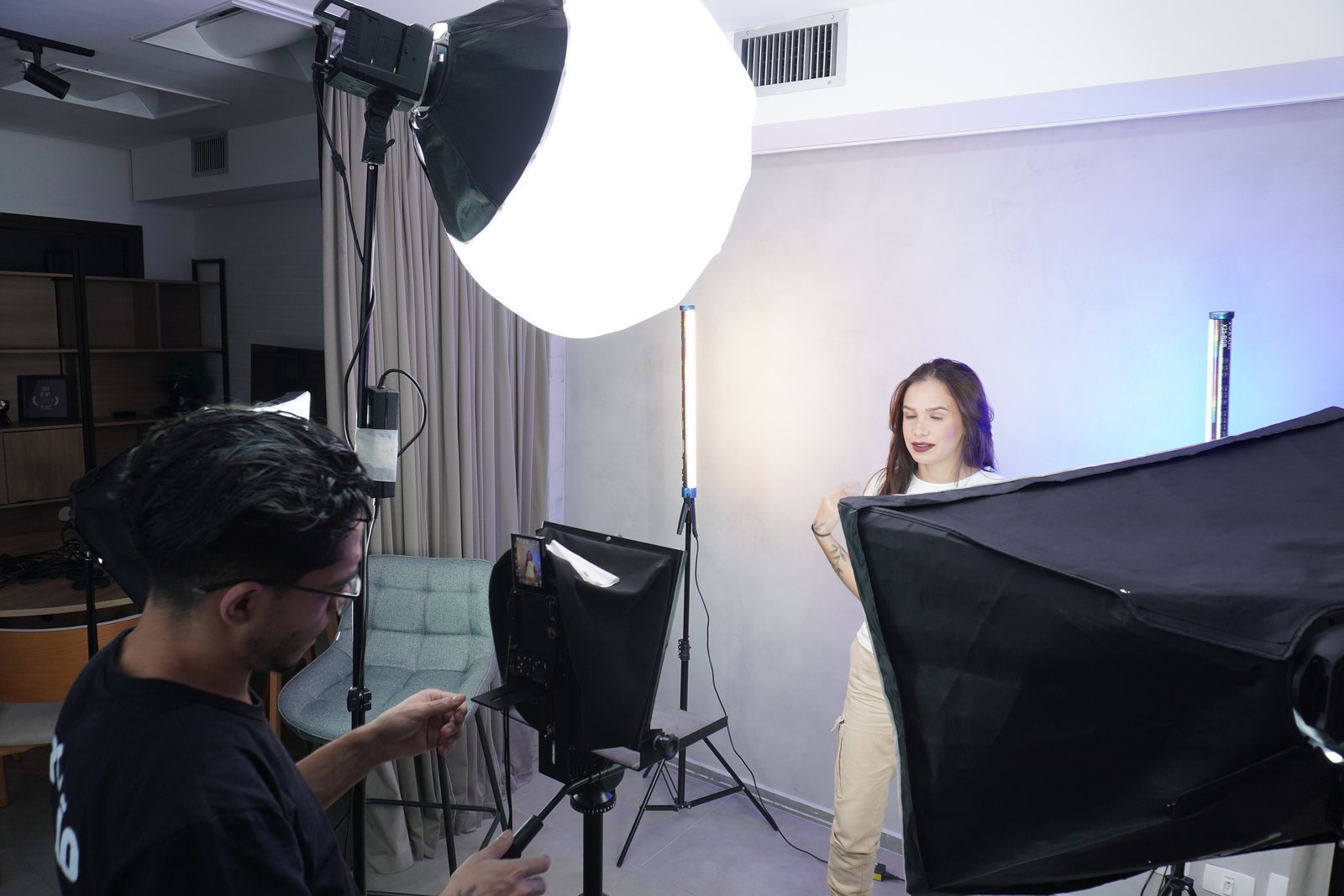 Equipe da CDC montando iluminação e teleprompter na pré-produção